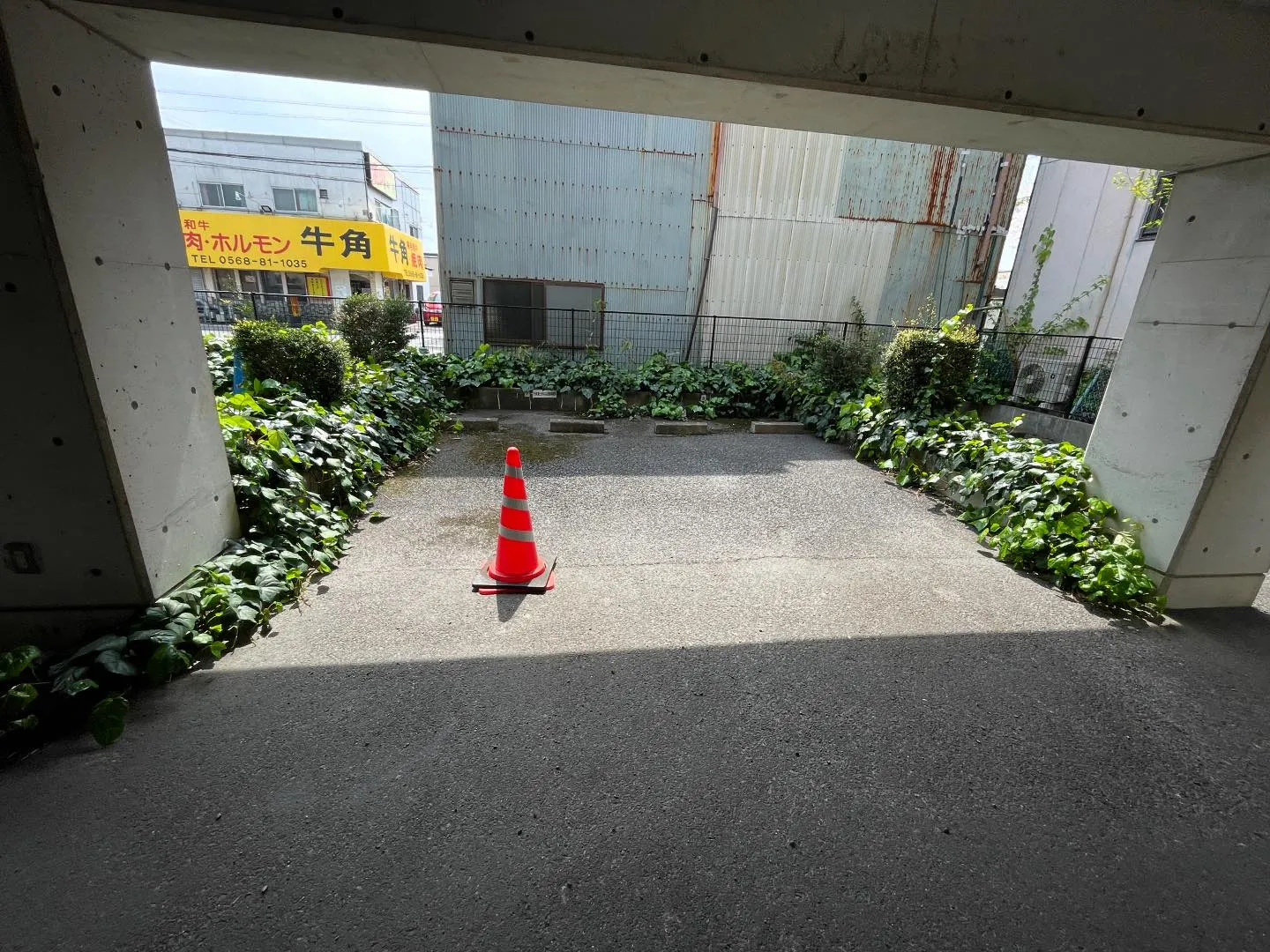 今回はマンションの植栽等の伐採をし、土間打ちを行いました。