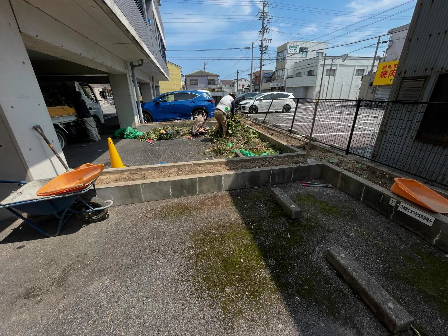 今回はマンションの植栽等の伐採をし、土間打ちを行いました。